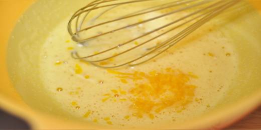 4.加入柠檬皮屑。搅拌混合成细滑的糊状