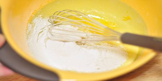 5.筛入面粉和泡打粉