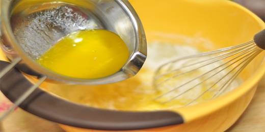 6.倒入事先融化好的黄油，搅拌均匀