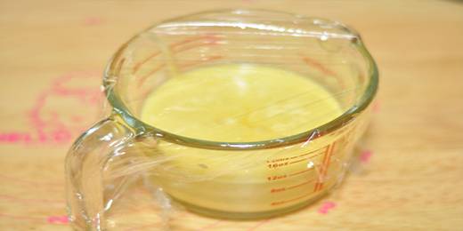 7.包上保鲜膜，放入冰箱冷藏3个小时