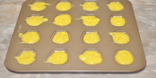 8.将面糊从冰箱取出，均匀的倒入模具中。大约3/4处