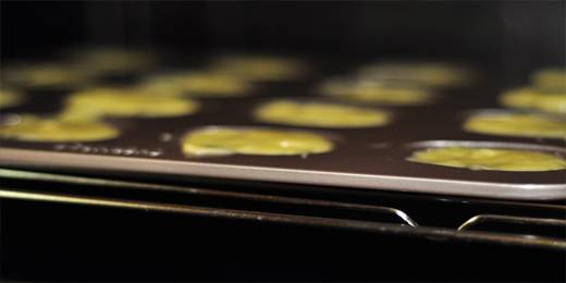 9.烤箱200度预热，将模具放入中层，烤12-15分钟。直至表面成金棕色。取出，脱模。