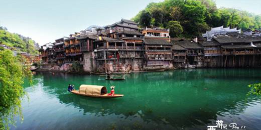 沱江是凤凰古城的母亲河，清澈的河水下还有水草摇摆，可以乘船欣赏沱江。沱江泛舟有两段，上游为正规游船，在北门城楼北侧的码头上船东行至万寿宫下船，中途在江中欣赏沱江风光；下游乘船点在观光桥码头，为农家私船，可单独购票，夏季时还可夜晚泛舟。