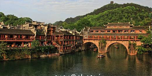 虹桥，又称“风雨楼”的虹桥横卧沱江之上，是凤凰古城的中心地标建筑，集景点与旅游购物为一体。桥的两头壁上镌有黄永玉撰、其弟黄永前书的对联。桥有两层，一层是人行通道，游客可由此往返沱江两岸，二层可俯瞰凤凰，也是古城最佳观景点之一。