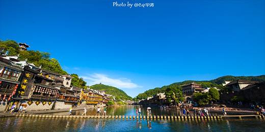 正对着北门城楼的跳岩，是由两排独立的方块石墩形成了一条独特通道连接两岸。经此过江时要一步一“跳”，脚下是清澈的沱江，有些刺激。这里也是凤凰最具人气的拍摄点之一，站在跳岩上，背后是广阔的沱江，景色极佳。