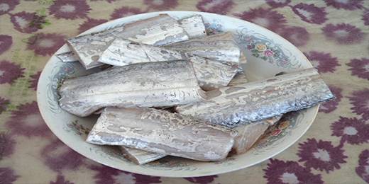 1.带鱼去腮去肠洗干净，切成段。