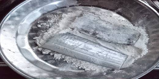 2.滚上小麦粉。