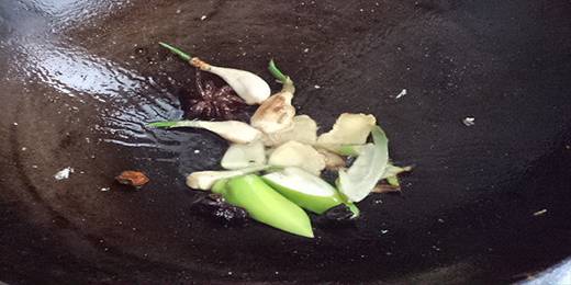 5.起油锅，葱姜蒜、大料入锅煸香。