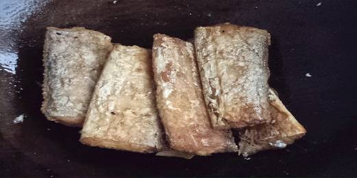 6.煎好的带鱼入锅。