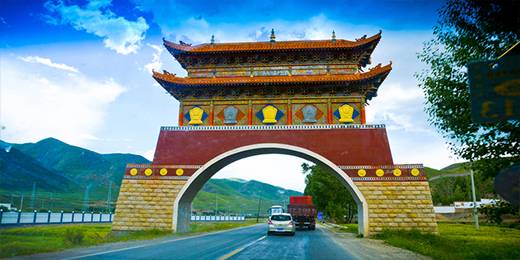 拉卜楞寺为藏传佛教格鲁派的六大寺之一，是全世界最有名的藏密学院，拥有中国最完整的藏传佛教教学体系。寺院规模宏大，这里有恢宏的寺院建筑群，供奉着无数的巨大佛像和各种精美的雕塑、壁画、法器等拉卜楞寺超长的转经长廊也是全世界罕见的，共2000余个转经筒，转遍每个转经筒至少需一个小时。在拉卜楞寺西南角有一座古老的木桥，横跨夏河，过桥上山，站在晒佛台上能将拉卜楞寺的全景尽收眼底。一般游览拉卜楞寺的方式都是顺时针绕寺一圈，这也是藏传佛教的朝圣仪式。 “扎尕那”是藏语，意为“石匣子”。村庄四周都是未经开发的奇异山峰，最高山峰海拔4500m。在这里可以观看当地藏族人民的劳作和生活，感受原始藏寨的淳朴安详。目前扎尕那居民以藏族为主，村子里男人们大部分会说普通话。另外，村里最主要的出行方式是马和拖拉机。