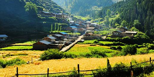 “扎尕那”是藏语，意为“石匣子”。村庄四周都是未经开发的奇异山峰，最高山峰海拔4500m。在这里可以观看当地藏族人民的劳作和生活，感受原始藏寨的淳朴安详。目前扎尕那居民以藏族为主，村子里男人们大部分会说普通话。另外，村里最主要的出行方式是马和拖拉机。