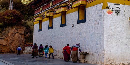 “扎尕那”是藏语，意为“石匣子”。村庄四周都是未经开发的奇异山峰，最高山峰海拔4500m。在这里可以观看当地藏族人民的劳作和生活，感受原始藏寨的淳朴安详。目前扎尕那居民以藏族为主，村子里男人们大部分会说普通话。另外，村里最主要的出行方式是马和拖拉机。