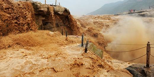 黄河壶口瀑布国家地质公园以壶口瀑布为中心，依黄河东西两岸而建，一年四季景色各异。分为山西侧与陕西侧瀑布，陕西侧可以正面观看到整个瀑布，山西只能侧面观看。4月至5月瀑布旁桃花盛开，被称为“三月桃花汛”，9月至11月常有彩虹出现，即“壶口秋风”。春、秋两季水量较大，水流拍击声如雷鸣般，比平日更加震撼。伴随瀑布会出现8大奇观：水底冒烟、旱地行船，霓虹戏水、山飞海立，晴空洒雨、旱天惊雷、冰峰倒挂、十里龙槽。