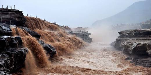 在中市景区可以看到黄土高原地貌景观。自第四纪中更新世以来，黄河两岸堆积了多层黄土。经过多年，在流水、风蚀等作用下形成了各种典型的黄土地貌，主要有黄土蜀、梁、源（残源）、黄土冲沟、崖、柱、坝和落水洞等。这些黄土为人类居住提供了栖息之地，黄土高原上典型的黄土窑洞、黄土院落即是景区一道优美的风景。