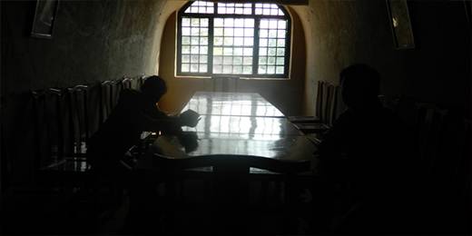 克难坡原名南村坡，是抗日战争时期第二战区司令长官部、山西省政府等首脑机关驻扎的地方，也是第二战区的军事指挥重镇和山西省的政治、经济、文化中心。在住进前 ，阎锡山为避讳“难存”的谐音，亲自将其改称为“克难坡”。抗日战争中，这里也曾被成为“小太原”。由于河流侧蚀作用于河床软硬祖间的基岩，形成了形态各异的侧蚀洞；地壳的抬升和黄河的下切也在黄河两岸形成了四级河流阶地及次级冲沟瀑布，并在黄河的支流形成了深切河谷，所以这里可以说是道天然屏障，因此，在抗战时期，这里曾是军政要地。现在建筑有阎公馆、实干堂、田步室、批评室、克难室、竞赛室、检讨室、真理室及望河亭、忠义词等。除满山遍野的土窑洞外，重要建筑均为石头干砌，建筑技巧甚称一绝。