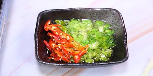 1.辣椒和小葱切成小段备用，锅中烧热油倒入切好的辣椒和小葱中，再滴入少许香油。