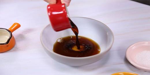 2.碗中加入陈醋2勺、生抽1勺、盐2g、糖2g、鸡精1g搅拌均匀。