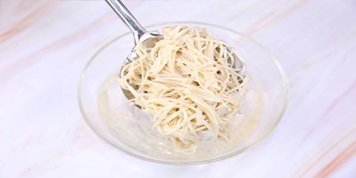 3.金针菇切掉根部，放入热水中焯一下，再放入冷水中过凉。