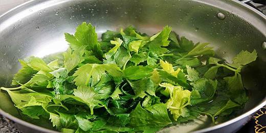 2.锅中加入适量的水，加点盐、几滴油，水开下入芹菜叶焯水