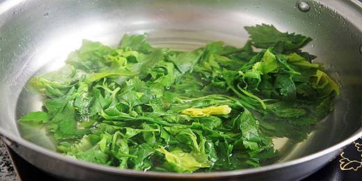 3.芹菜叶下入锅中，烫一下迅速捞出