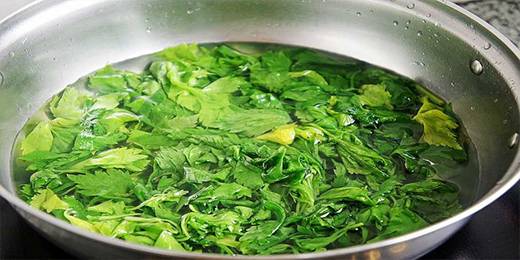 4.然后过冷水，再攥掉水分