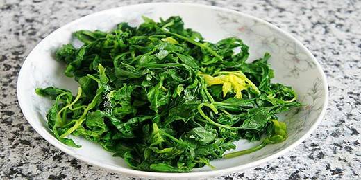 5.可以将焯过水的芹菜叶切成小段，也可以不切，因为芹菜叶本身很小