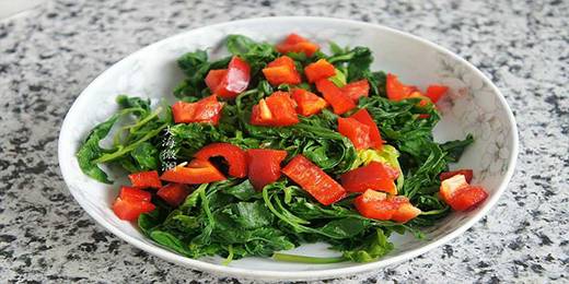 6.红椒洗净切丁，加入到芹菜叶中