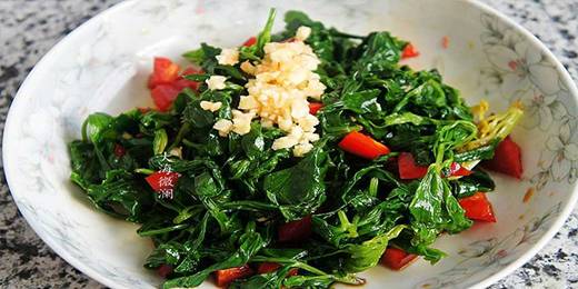 7.大蒜去皮洗净拍碎，加入到芹菜叶中，加入盐、醋、味极鲜酱油、香油调味