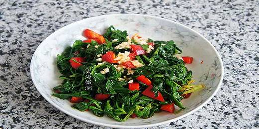 8.拌好的芹菜叶可以上桌开餐了