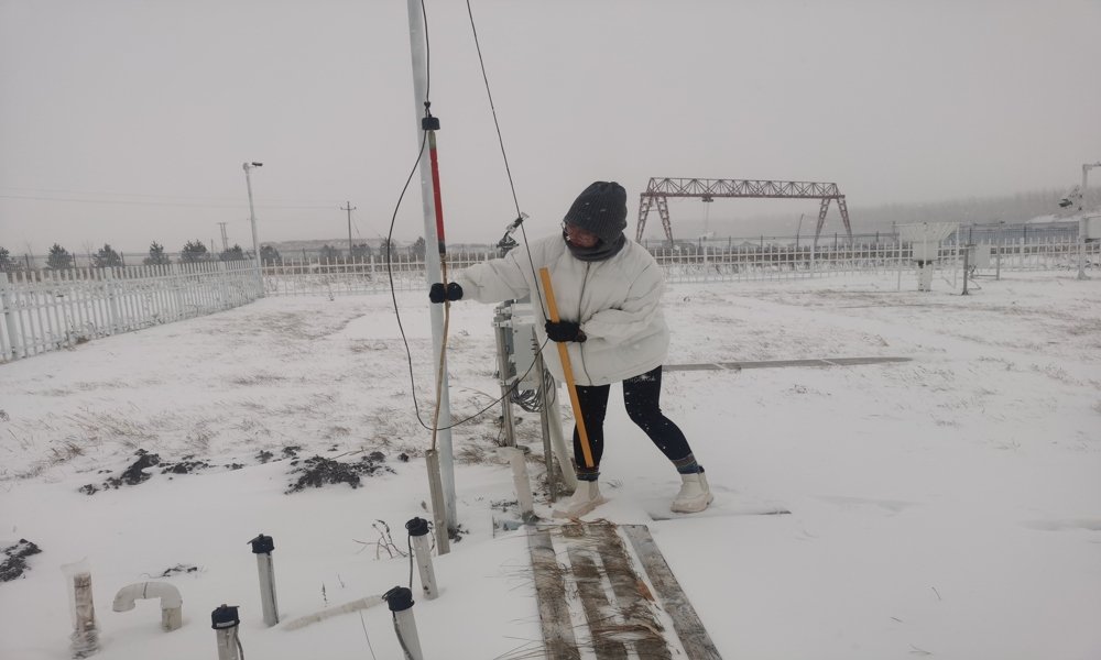 赤峰市宁城县八里罕,呼伦贝尔市扎兰屯等地有大雪现身;并且由于当地