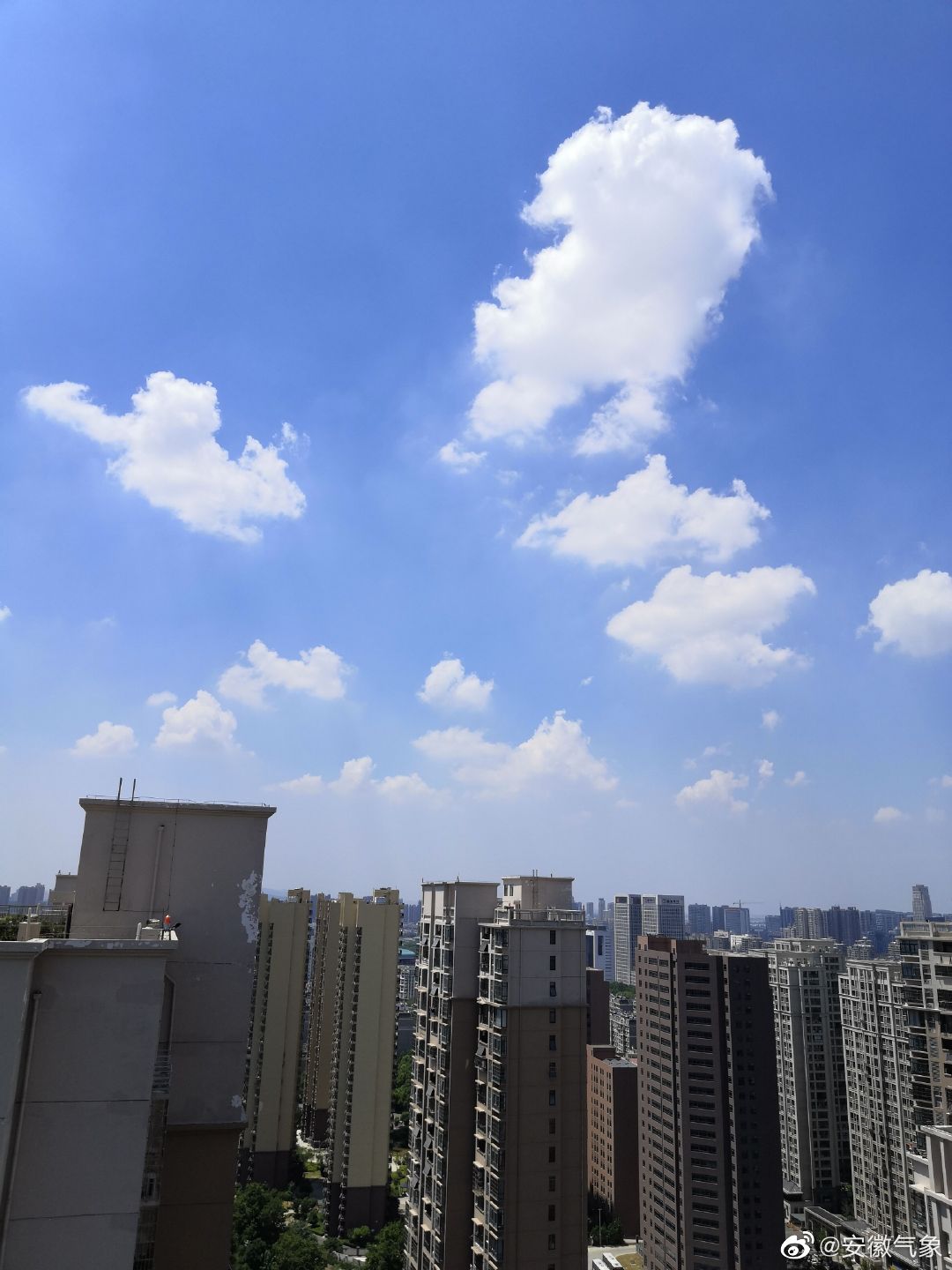 淡积云碎积云安徽午后天空中的云很美