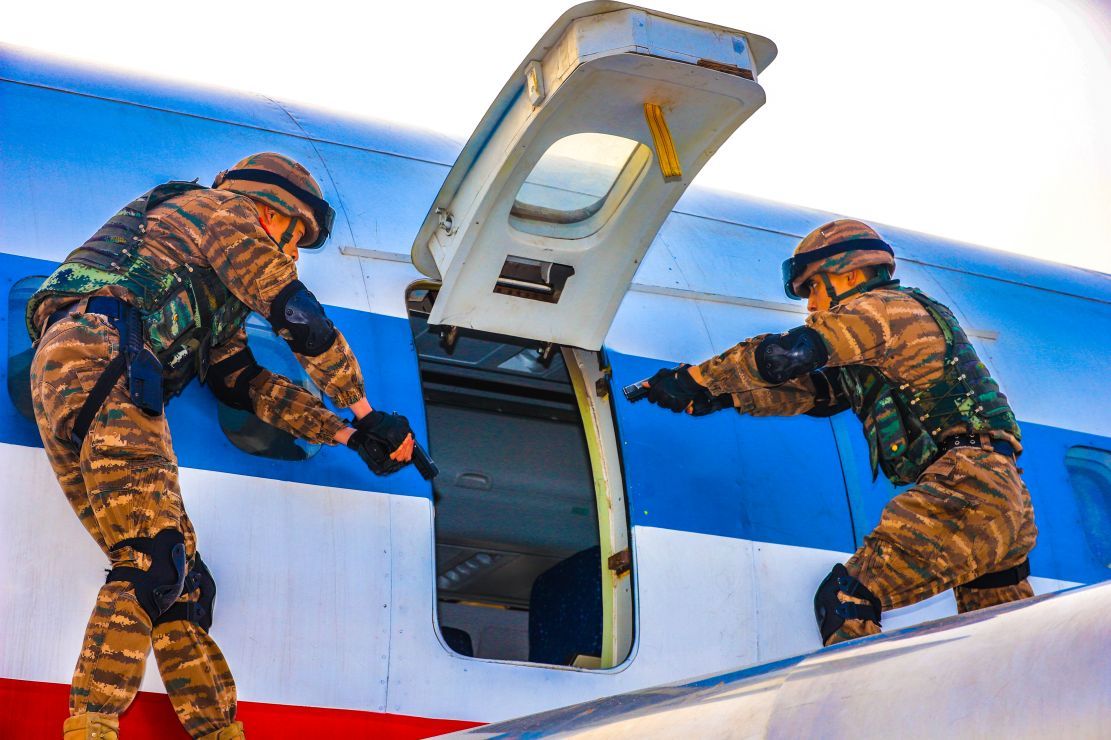 突击营救:武警山西总队机动支队开展反劫机演练 天95 天95预报