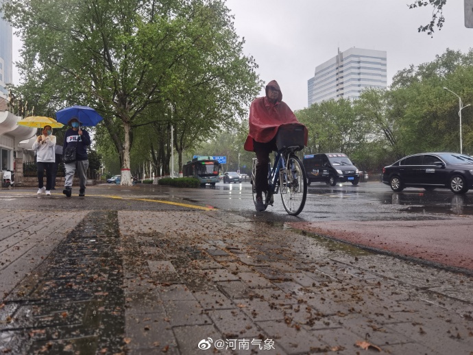 河南大部天气晴朗，仅信阳南部有阵雨、雷阵雨